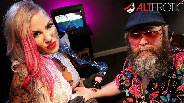 Sexy blonde Evilyn Ink gives Ivan some new ink before she gives him a private show